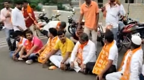 शिवसेना भाजपच्या विरोधात रस्त्यावर; ठिकठिकाणी आंदोलने सुरु