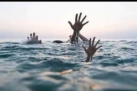 मुलाच्या विवाहाच्या पूजेचे साहित्य विर्सजनासाठी गेलेल्या आई-वडिलांचा बुडून मृत्यू