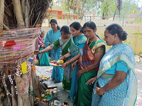 अनिष्ठ परंपरा झुगारत स्वामिनीच्या विधवांनी केले वटपौर्णिमा पूजन