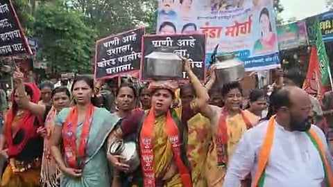 पाणी टंचाईविरोधात भरपावसात महिलांचा केडीएमसीवर हंडा-कळशी मोर्चा