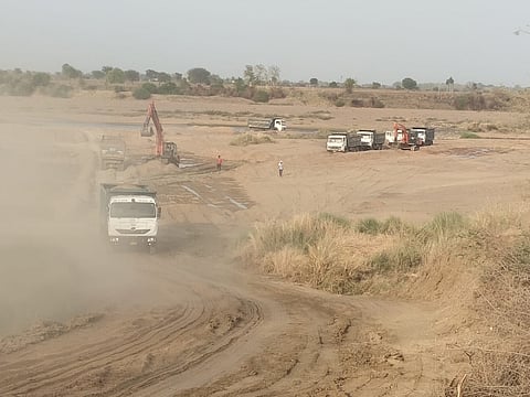 धक्कादायक...! रेतीचा उपश्यासाठी नदीचा पात्राची दिशाच बदलविली