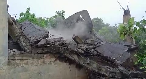 धक्कादायक! पाऊस सुरू असताना स्मशानभुमीचे शेड पेटत्या मृतदेहावर पडले