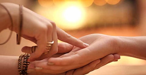 Palmistry : आयुष्याची अजून किती वर्षे उरली आहेत? अशा प्रकारे जाणून घ्या