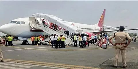 पायलटच्या केबिनमधून धूर आल्याने स्पाईसजेट विमानाची इमर्जन्सी लँडिंग