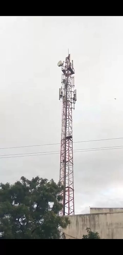 Jalna : माहेरी गेलेल्या बायकोला परत आणण्याच्या मागणीसाठी दारूच्या नशेत तरूणाचा मोबाईल टॉवरवर ठिय्या