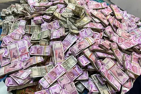 खुल जा सिम सिम : अर्पिताच्या घरातील टॉयलेटमध्ये कोट्यावधींची रोकड, दागिने, सोन्याचा विटा