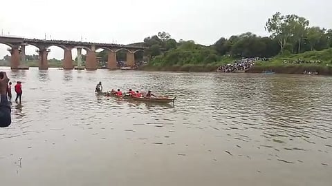 सांगलीत होड्यांच्या शर्यतीचा थरार अन् अचानक नदीत बोट उलटली; Video Viral