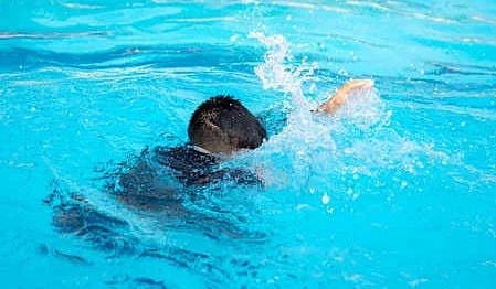 Lonawala : खेळता-खेळता स्विमिंग पूलमध्ये पडला चिमुकला, काही मिनीटे उशीर अन्...