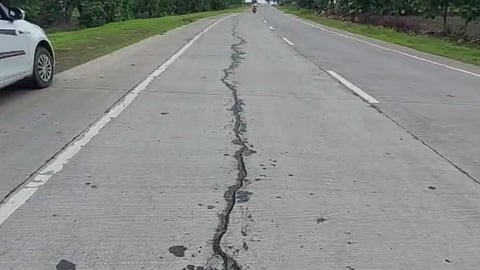 Maharashtra Rains : दोन हजार कोटींच्या शेगाव-पंढरपूर महामार्गाला तडे