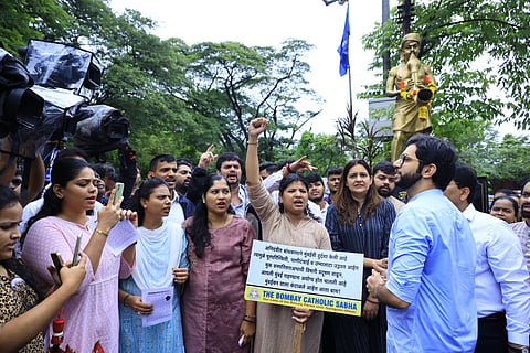 आरे वाचवण्यासाठी मुंबईकरांचं आंदोलन; आदित्य ठाकरेही उतरले रस्त्यावर