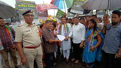 कल्याणमध्ये खड्ड्यांविरोधात नागरिक आक्रमक!