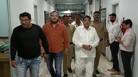 KDMC : रस्त्यावरील खड्डे लवकरात लवकर बुजवा, आमदार विश्वनाथ भोईर यांची मागणी