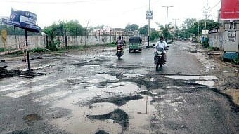 संगमनेर तालुक्यात रस्त्यावर खड्यांचे साम्राज्य,रस्त्याची दैना; नागरिकांचा आंदोलनाचा इशारा