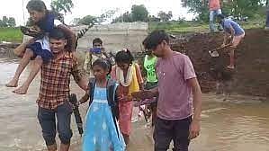 मुलांनो खांद्यावर बसून नदी पार करा अन् शाळेत जा...सरकार आपलं ऐकणार नाही..