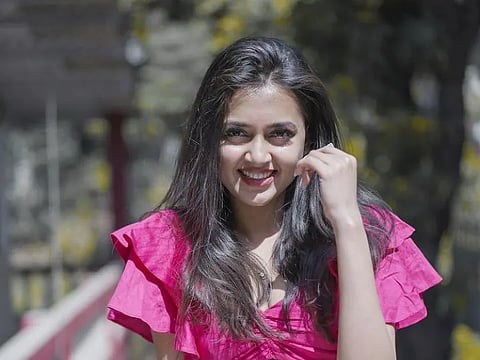 टाइट फिटिंग ड्रेसमध्ये अभिनेत्री Tejasswi Prakash दिसतेय खूपच ग्लॅमरस