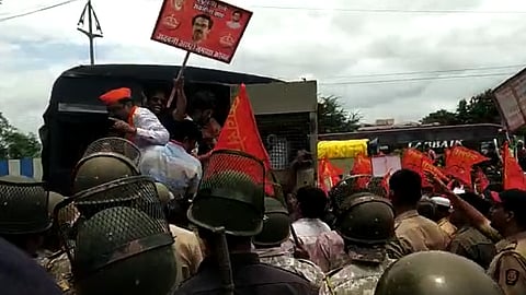 Kolhapur : शिवसैनिकांचा मोर्चा अडवला; कार्यकर्ते व पोलिसांत झटापट