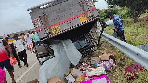 sangli accident | warakaris injured | dindi