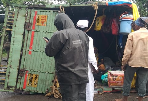 आषाढी वारी करून परतताना गाडीला भीषण अपघात; 10 वारकरी जखमी