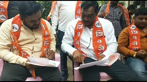 बाळासाहेब, उध्दव ठाकरेंवर असलेली शिवसैनिकांची निष्ठा आता कागदावर