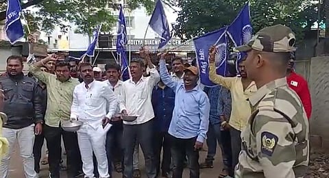 Civil Hospital विरोधात अनोखे आंदोलन, भीक मागून रुग्णांना सेवा देण्यासाठी दिले पैसे गोळा करून