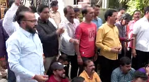 Sanjay Raut : EDची धाड पडताच राऊतांच्या घराबाहेर शिवसेनेचं ठिय्या आंदोलन सुरू