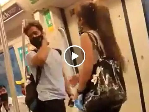 Couple Fight : मेट्रोमध्ये गर्लफ्रेंड-बॉयफ्रेंडची हाणामारी; Video Viral