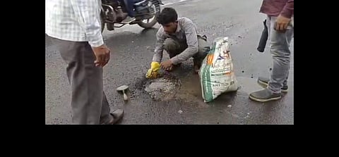 KDMC | पालिकेकडून खड्डे भरण्यास सुरूवात, खड्ड्याबाबत टोल फ्री नंबरवर तक्रारींचा पाऊस