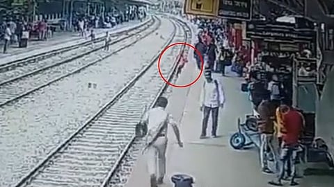 VIDEO : रेल्वे रुळावर पडली व्यक्ती; सतर्क RPF जवान धावले, मात्र गाडी आली अन्...