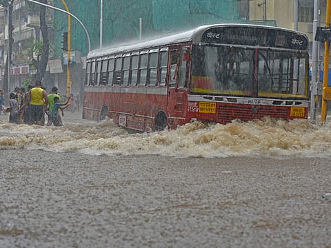 मुंबईत कोसळधारा! बेस्ट बसच्या मार्गात बदल