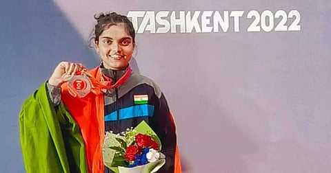 चहावाल्याच्या लेकीला रौप्य पदक; आशियाई युवा वेटलिफ्टिंग स्पर्धेत निकिता कमलाकर विजयी