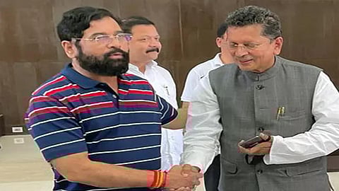 शिंदेंना शिवसेनेनं पक्षनेतेपदावरून हटवल्यानंतर समर्थक आमदार आक्रमक, केसरकर म्हणाले…