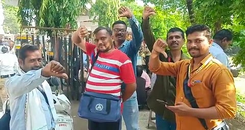 काँग्रेस पक्षाच्या नेत्यांनी पत्रकारांना 2 तास उन्हात केले उभे!