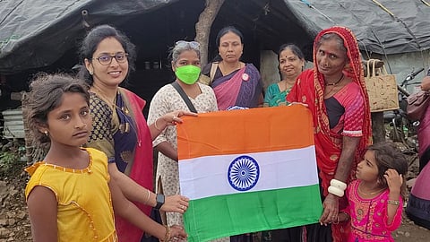 अशी एक महिला अधिकारी ज्या ऊसतोड कामगारांच्या घरी जाऊन राष्ट्रीय ध्वज तिरंग्याबाबतचे नियम देतायेत पटवून...!