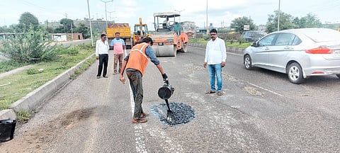 ‘मनसे’च्या गांधीगिरीनंतर पुणे-नाशिक महामार्गावरील खड्डे बुजविण्यास सुरूवात
