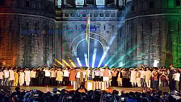 पुण्याच्या ऐतिहासिक शनिवारवाड्यासमोर मध्यरात्री ध्वजारोहण