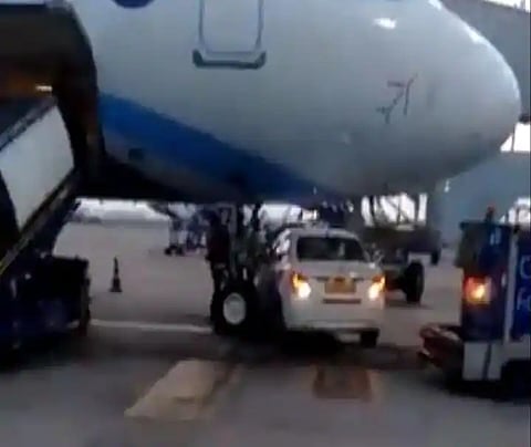 Delhi Airport : विमानाच्या चाकाजवळ आली कार, दिल्ली विमानतळावर मोठा अपघात टळला