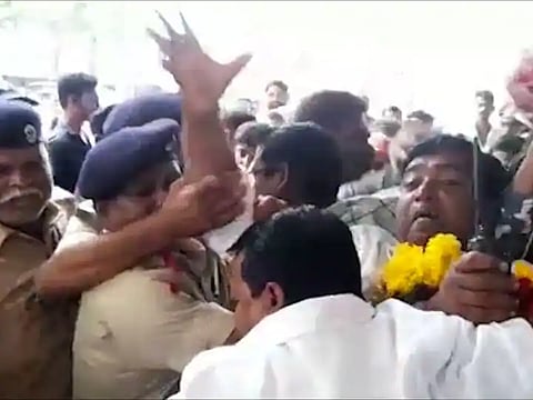 शिर्डीत फुल-प्रसादावरुन साई बाबा मंदिर परिसरात तणावाचं वातावरण; सुरक्षारक्षक अन् आंदोलकांमध्ये झटापट