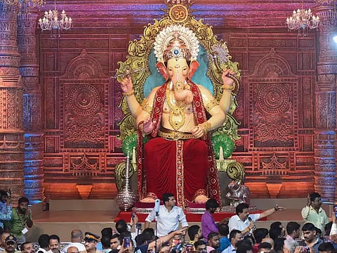 लालबागच्या राजाचे दर्शन घेण्यासाठी भाविकांची गर्दी