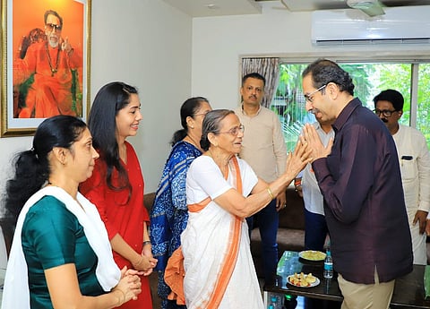 उध्दव ठाकरेंनी घेतली संजय राऊतांच्या कुटुंबियांची भेट