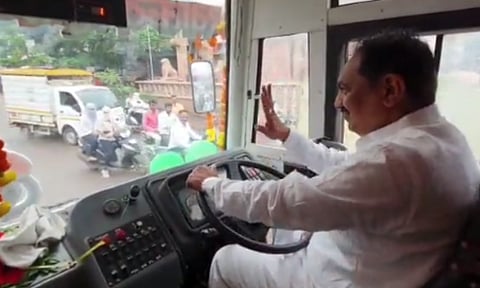 ...अन् जयंत पाटलांनी एसटीचे स्टेरिंग हातात घेत चालवली बस