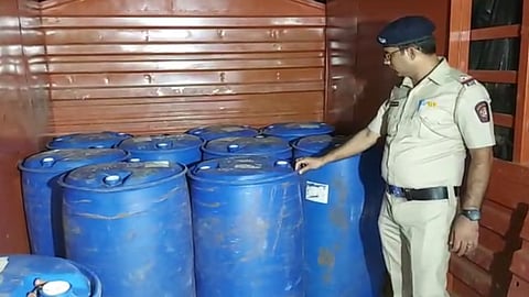 पुष्पा स्टाईल दारू तस्करी; उत्पादन शुल्क विभागाचा छापा, 2 हजार लीटर मद्य जप्त