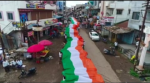 लोणंद शहरात 321 फूट लांब तिरंग्यासह भारतीय स्वातंत्र्याचा अमृतमहोत्सव " हर घर तिरंगा" उपक्रम जनजागृती फेरी