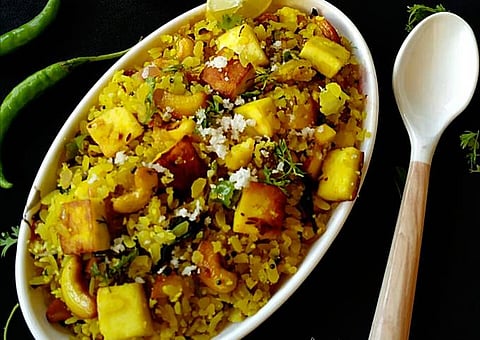 Healthy Paneer Poha Recipe : वीकेंडला बनवा पनीर पोहे; चवीला लागेल मस्त