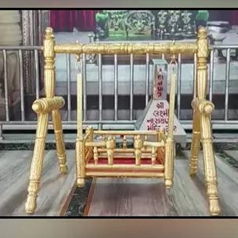 श्रीकृष्ण जयंतीनिमित्त 25 लाखांचा झोपाळा, 7 किलो चांदी आणि इतकं सोनं, बघ्यांची गर्दी जमली