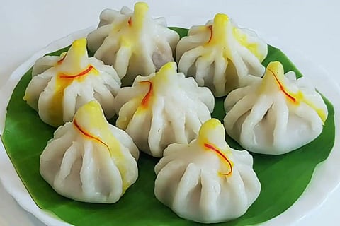 बाप्पाच्या आवडता नैवेद्य उकडीच्या मोदकांची रेसिपी जाणून घ्या...