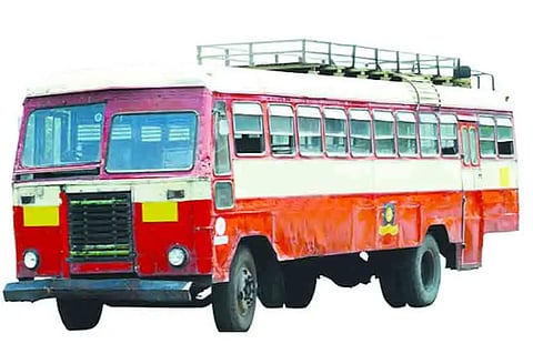 ‘एसटी’च्या तुटलेल्या पत्र्यामुळे दोन तरुणांचे हात कापले; दोघांची प्रकृती चिंताजनक