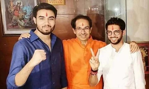 तेजस ठाकरेंची राजकीय एन्ट्रीचा मुहुर्त ठरला? दसरा मेळाव्याच्या बॅनरवर फोटो