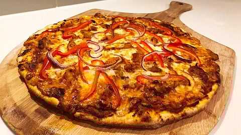 रात्री उरलेल्या बटर चिकनपासून घरीच बनवा असा टेस्टी पिझ्झा