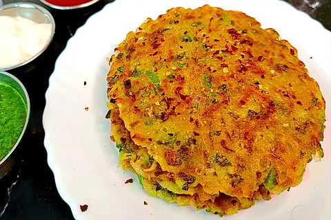 पावसाळ्यात चहासोबत बनवा गरमा गरम आलू चिला, शिका कसा बनवायचा