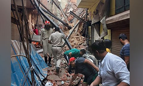 दिल्लीमध्ये 4 मजली इमारत कोसळली; 3 कामगारांचा मृत्यू